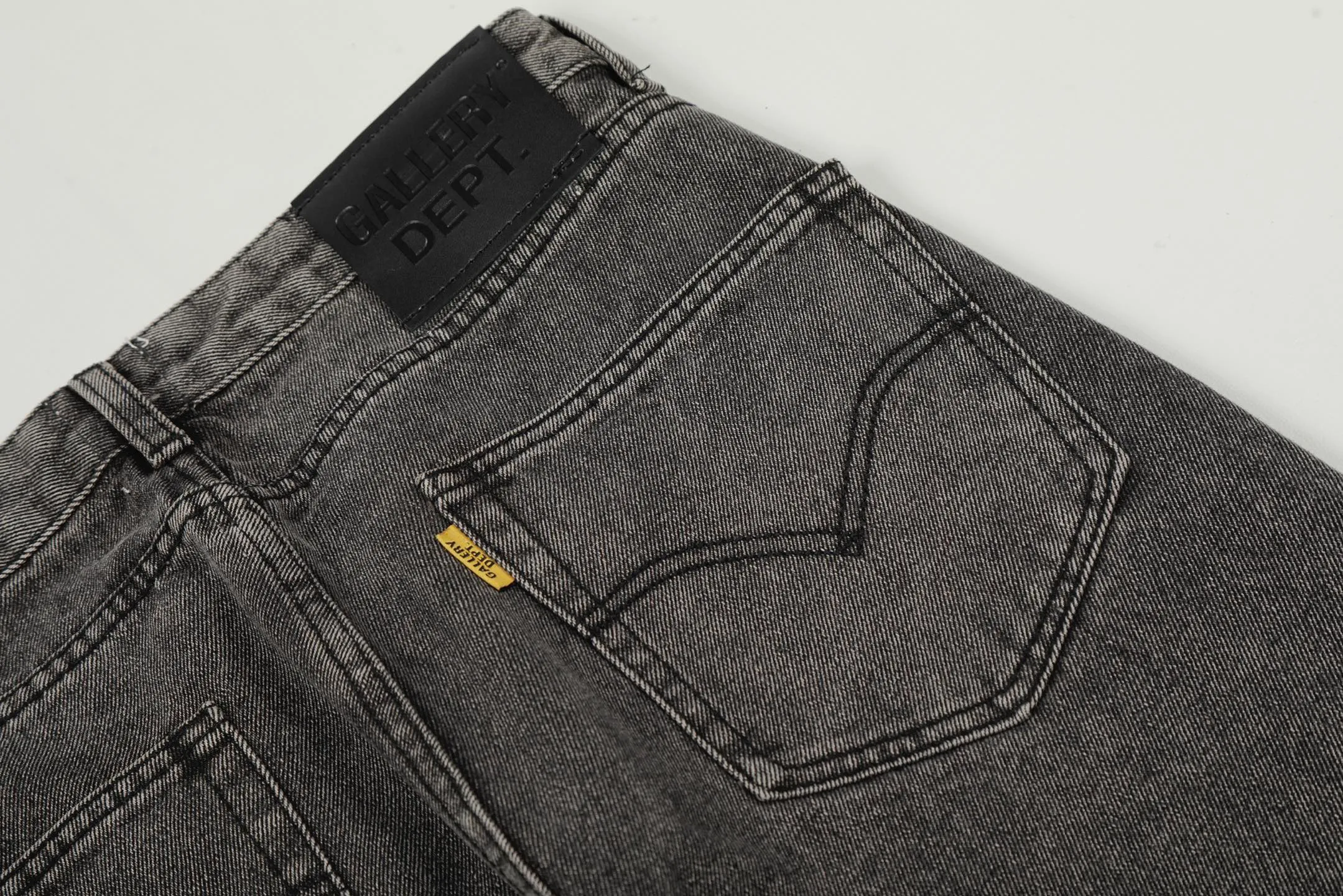 #8212 P246💰 GALLERY DEPT. LA Flared The first generation of Vintage spliced loose washed flared jeans - The original version is purchased and patterned to truly restore the ultimate texture of Vintage - The original hardware accessories, washed and other elevators, QR code analysis are all purchased from the original factory, high degree of restoration, you are welcome to compare with a certain product ~ - Three-dimensional version, loose and comfortable, not picky about the figure, taller and slimmer, factory Seiko, original factory quality control, same style for men and women, can be matched with couples Versatile recommendation: must-have jeans for all seasons - Sizes: 28 30 32 34 36